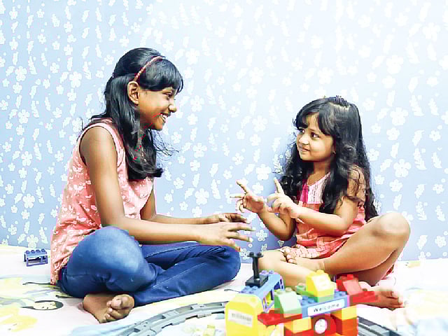 সন্তানদের একসঙ্গে এমন একটি কাজ দিন, যা তারা দু-তিনজন মিলে করতে পারে। মডেল: প্রিয়ান​সী ও প্রিয়তা, ছবি: অধুনা