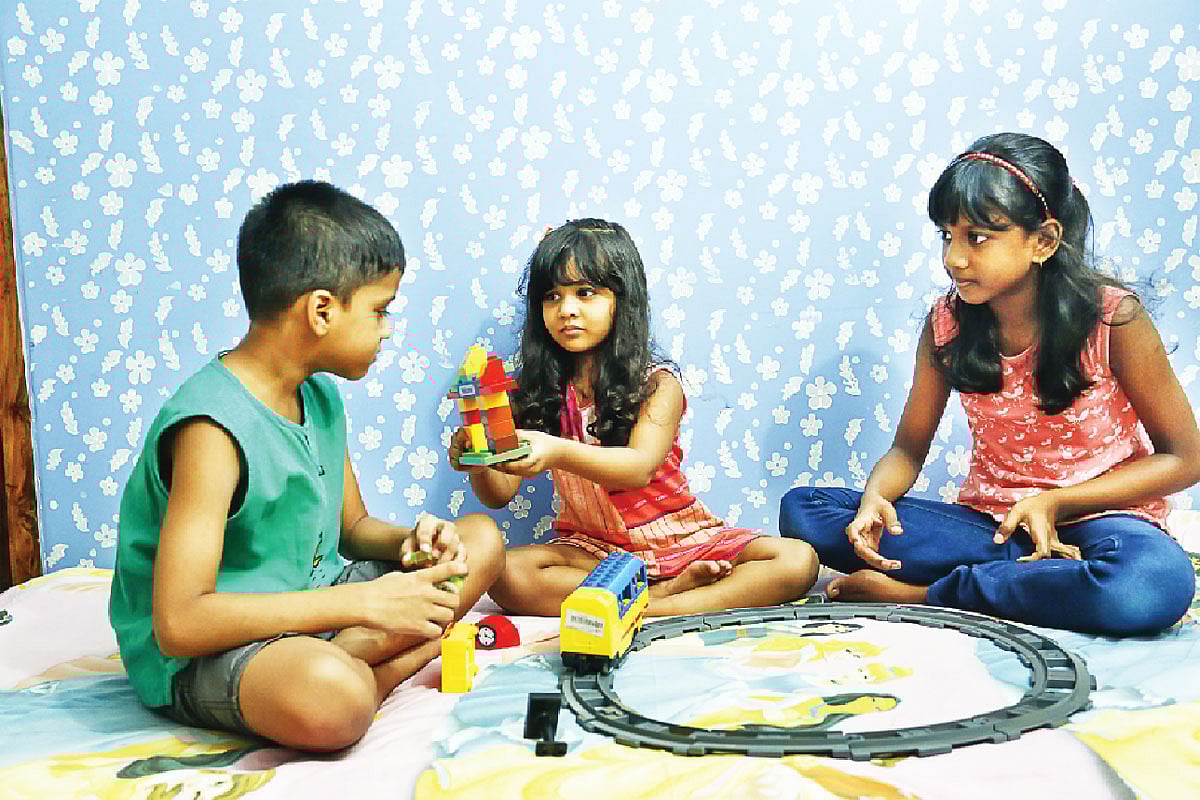 সন্তানদের একসঙ্গে এমন একটি কাজ দিন, যা তারা দু-তিনজন মিলে করতে পারে। মডেল: প্রমিত, প্রিয়ানসী ও প্রিয়তা, ছবি: অধুনা