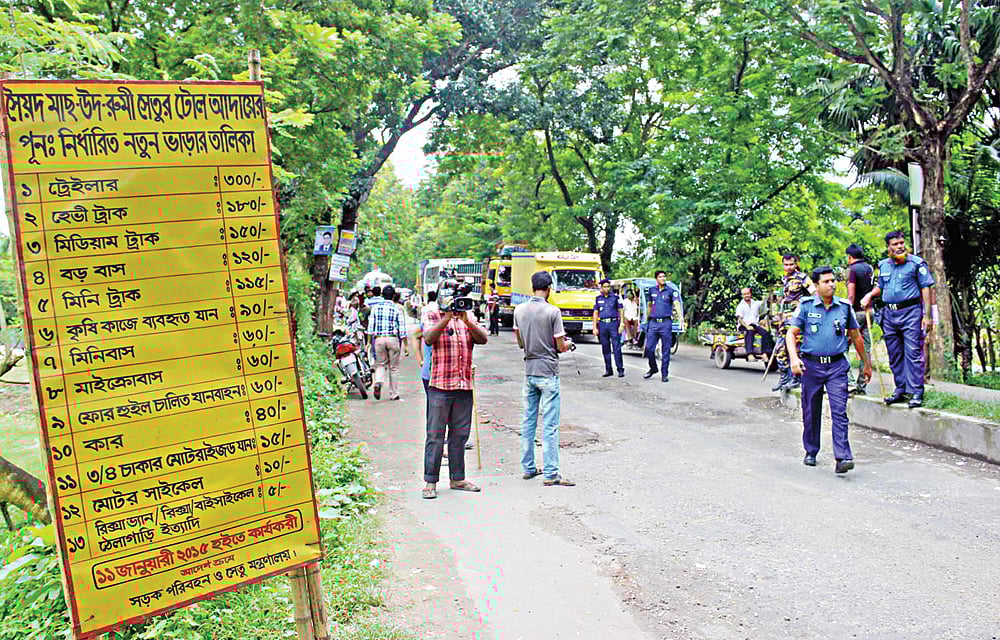 কুষ্টিয়ার কুমারখালীতে সৈয়দ মাছ-উদ-রুমী সেতুতে টোল আদায়কে কেন্দ্র করে সড়ক অবরোধ করেন যানবাহনের চালক ও স্থানীয় লোকজন। এ সময় জেলা প্রশাসনের সহায়তায় পুলিশ পরিস্থিতি শান্ত করে। গতকাল সকালে তোলা ছবি l প্রথম আলো