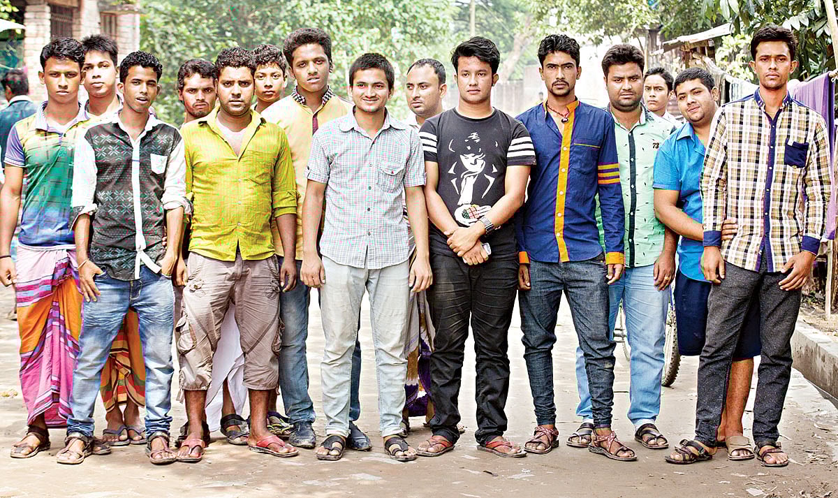 বেদে সম্প্রদায়ের এই তরুণদের কেউ কেউ এরই মধ্যে গাড়ি চালনার প্রশিক্ষণ নিচ্ছেন। ছবি: খালেদ সরকার