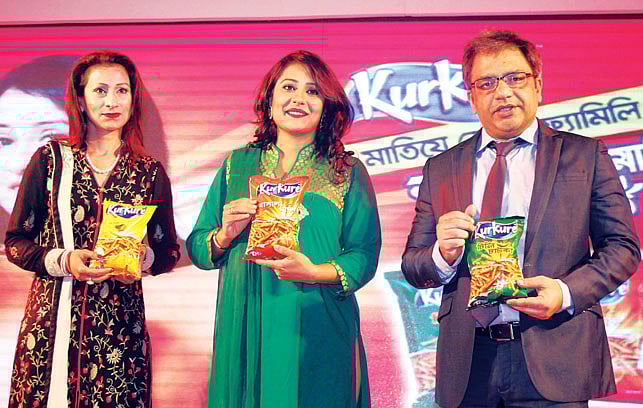 কুড়কুড়ে বাজারে আনা, প্রচার কার্যক্রমের উদ্বোধন এবং ব্র্যান্ড অ্যাম্বাসেডরকে পরিচয় করিয়ে দেওয়ার অনুষ্ঠানে ট্রান্সকম কনজ্যুমার প্রোডাক্টস লিমিটেডের ব্যবস্থাপনা পরিচালক (এমডি) ও প্রধান নির্বাহী কর্মকর্তা (সিইও) সিমিন হোসেন, অভিনেত্রী অপি করিম এবং পেপসিকো বাংলাদেশের কান্ট্রি ম্যানেজার দর্পণ ভাশিষ্ঠা l ছবি: প্রথম আলো