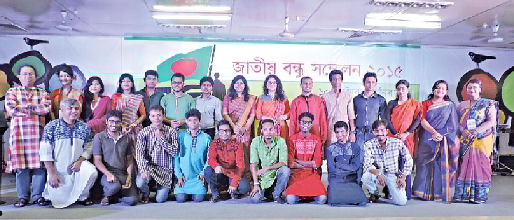 প্রথম আলো বন্ধুসভা জাতীয় পরিচালনা পর্ষদের সভাপতি সাইদুজ্জামান রওশন ও পর্ষদের উপদেষ্টা আনিসুল হকের সঙ্গে ঢাকা মহানগর বন্ধুসভার নতুন কমিটির বন্ধুরা