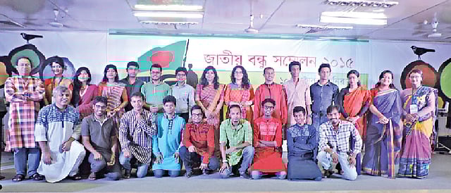 প্রথম আলো বন্ধুসভা জাতীয় পরিচালনা পর্ষদের সভাপতি সাইদুজ্জামান রওশন ও পর্ষদের উপদেষ্টা আনিসুল হকের সঙ্গে ঢাকা মহানগর বন্ধুসভার নতুন কমিটির বন্ধুরা