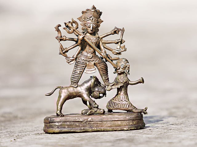 দোকরা পদ্ধতিতে পিতলে ঢালাই দুর্গা মূর্তি l ছবি: প্রথম আলো