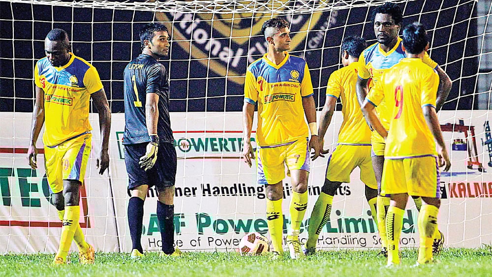 গোলটা আটকানো গেল না। ইস্টবেঙ্গলের প্রথম গোলের পর হতাশ চট্টগ্রাম আবাহনীর খেলোয়াড়েরা। শেখ কামাল আন্তর্জাতিক ক্লাব কাপে কাল কলকাতার দলটির কাছে হেরে গেছে চট্টগ্রাম আবাহনী l প্রথম আলো