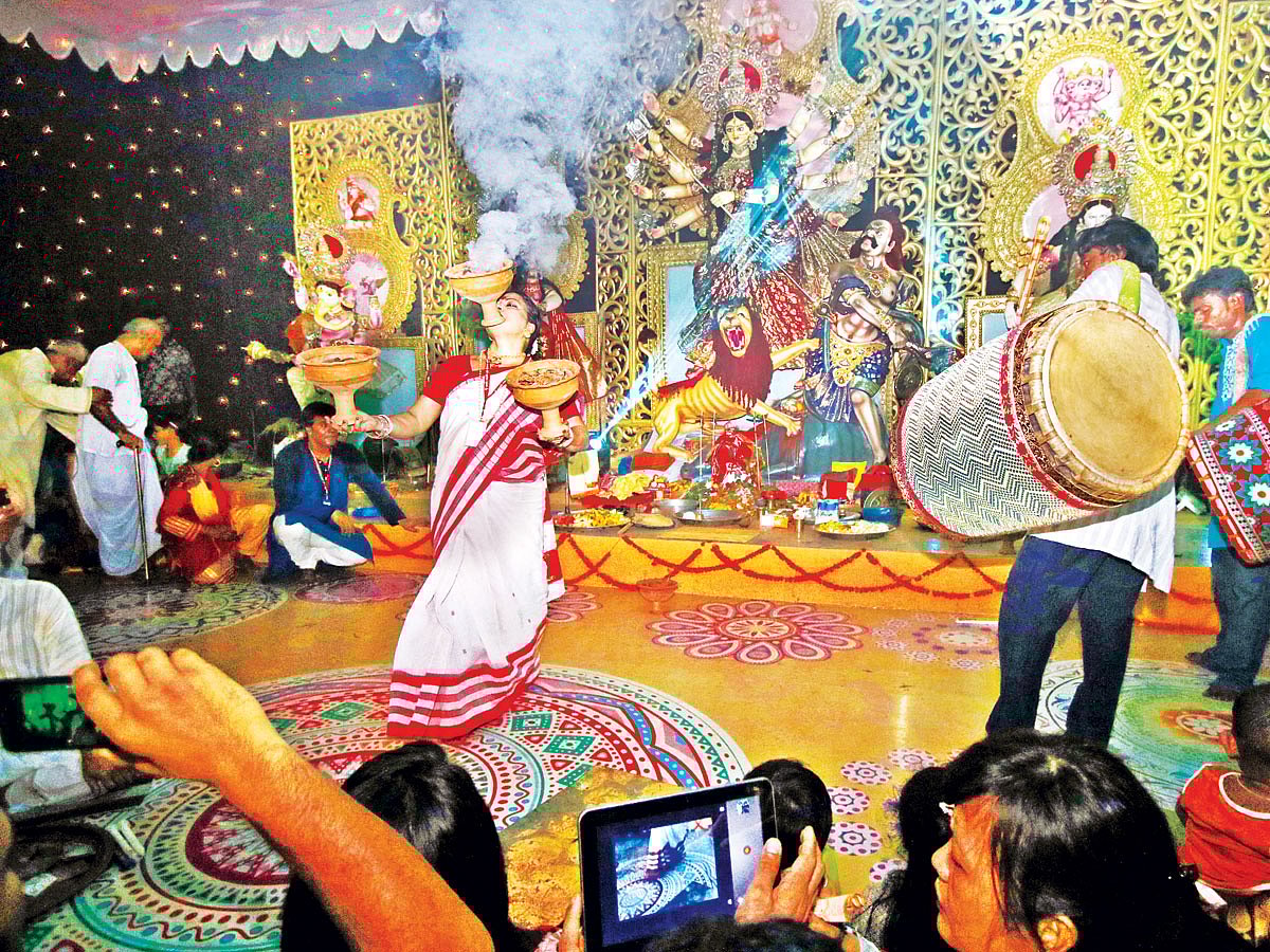 শারদীয় দুর্গোৎসবের মহাষ্টমী ছিল গতকাল। দেবী দুর্গার আশীর্বাদ লাভের জন্য রাজধানীর কলাবাগান পূজামণ্ডপে গতকাল সন্ধ্যায় আরতি দেন ভক্তরা l ছবি: প্রথম আলো