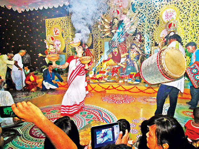 শারদীয় দুর্গোৎসবের মহাষ্টমী ছিল গতকাল। দেবী দুর্গার আশীর্বাদ লাভের জন্য রাজধানীর কলাবাগান পূজামণ্ডপে  গতকাল সন্ধ্যায় আরতি দেন ভক্তরা l ছবি: প্রথম আলো