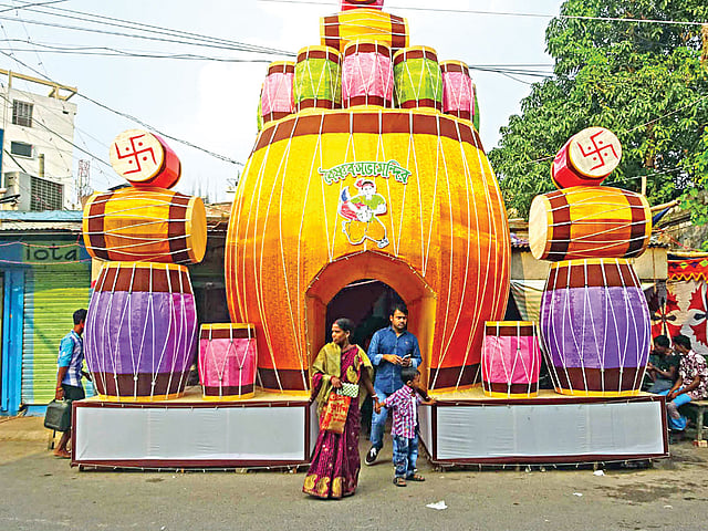 একটি বড় ঢাকের ভেতর দিয়ে প্রবেশপথ। নান্দনিক সৌন্দর্যের এই পূজামণ্ডপটি রাজশাহী নগরের গণকপাড়া এলাকার বৈষ্ণবসভা মন্দিরের। সারা দিন দূরদূরান্ত থেকে ভক্তরা এই মণ্ডপে এসে পূজা দেখছেন। ছবিটি গতকাল তোলা l প্রথম আলো