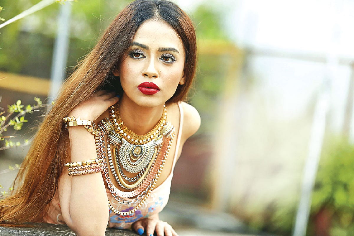 পোশাক ছাপিয়ে নজরকাড়া হয়ে উঠেছে নেকলেসের মতো অনুষঙ্গ। মডেল: সামিন, পোশাক ও নেকলেস: সিকোসো, সাজ: কিউবেলা, ছবি: সুমন ইউসুফ