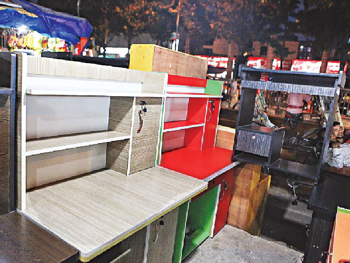 ছোট–বড় সবার জন্যই আছে নানারকম পড়ার টেবিল। ছবি: নকশা