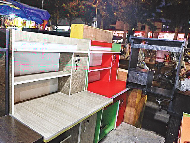 ছোট–বড় সবার জন্যই আছে নানারকম পড়ার টেবিল। ছবি: নকশা