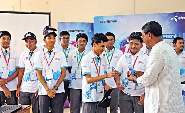 আই-জেন প্রতিযোগিতার বিজয়ীদের হাতে গতকাল পুরস্কার তুলে দেন মানিকগঞ্জের সাটুরিয়া ভিকু মেমোরিয়াল ডিগ্রি কলেজের অধ্যক্ষ আবুল ইসলাম শিকদার l ছবি: প্রথম আলো
