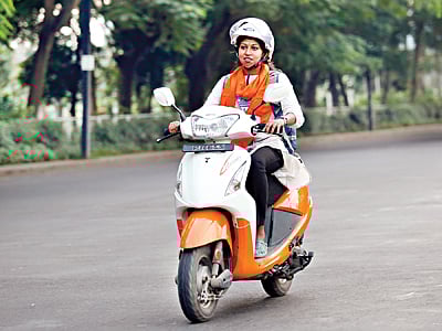 পেশাগত কাজে নিয়মিত বাইক চালান লেখক