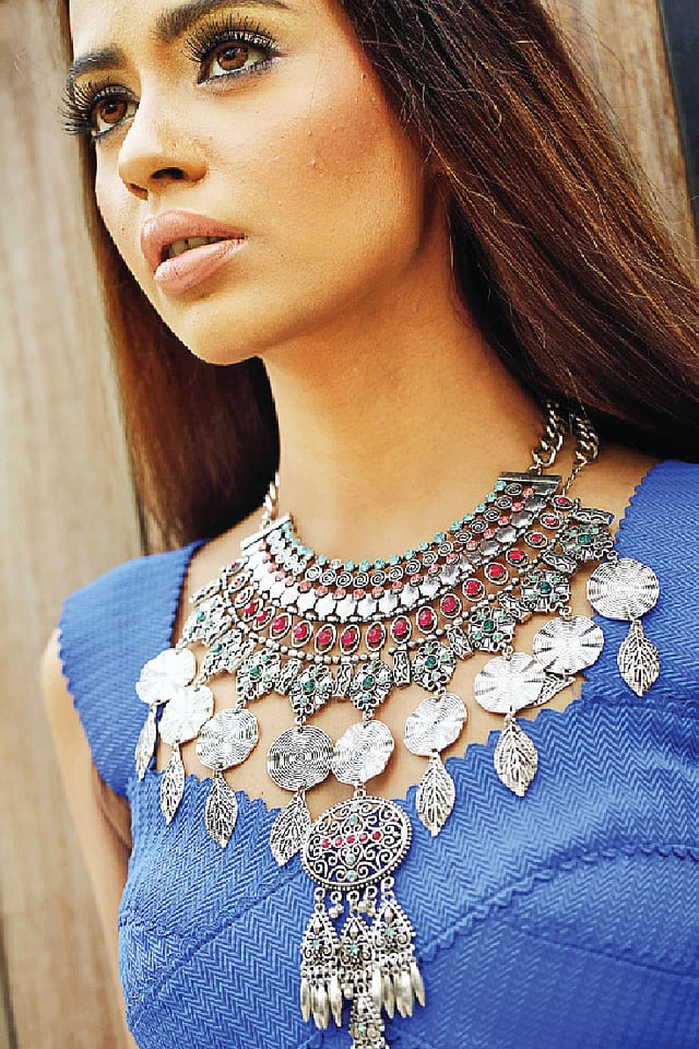 দুই-তিন লহরের জমকালো নেকলেস দেখা যাচ্ছে