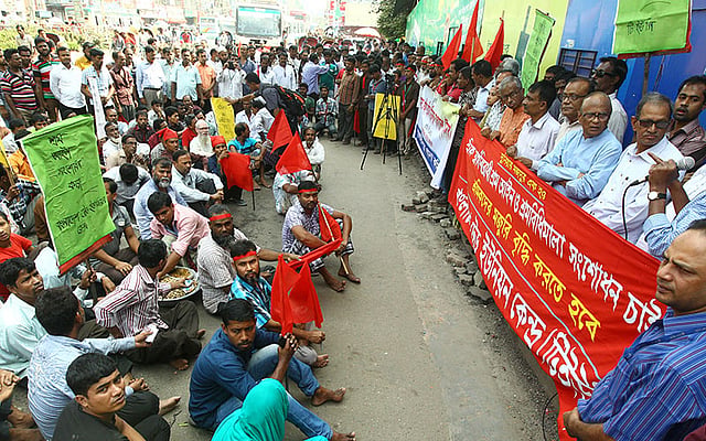 শ্রম আইন ও শ্রম বিধিমালা সংশোধন এবং ন্যূনতম মজুরি ঘোষণার দাবিতে জাতীয় প্রেসক্লাবের সামনে বিক্ষোভ মিছিলের অাগে বাংলাদেশ ট্রেড ইউনিয়ন কেন্দ্রের সমাবেশ। ছবি: প্রথম আলো