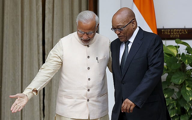 ভারতের রাজধানী নয়াদিল্লিতে হায়দরাবাদ হাউসে বৈঠকে বসার আগে ভারতের প্রধানমন্ত্রী নরেন্দ্র মোদি ( বামে) ও দক্ষিণ আফ্রিকার প্রেসিডেন্ট জ্যাকব জুমা। ছবিটি আজ বুধবার তোলা। ছবি: রয়টার্স