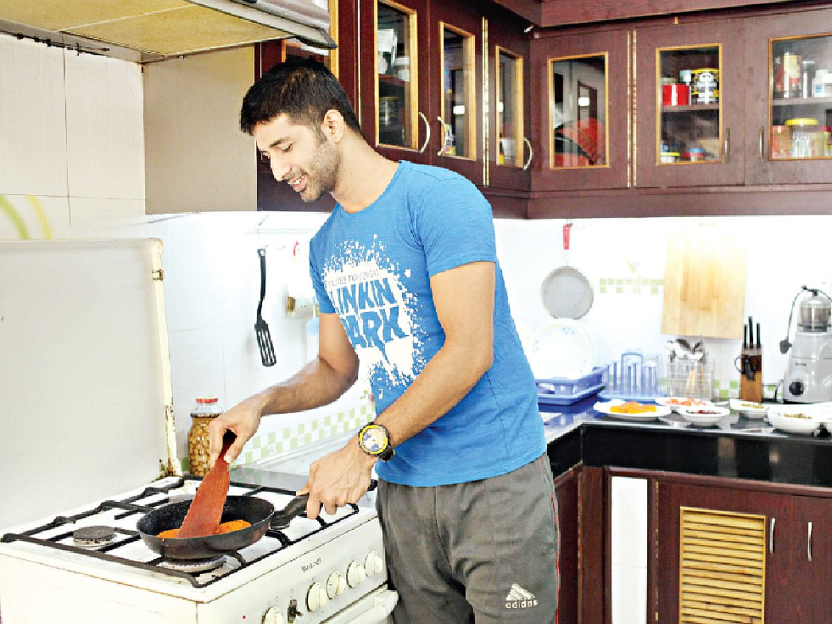 কোমর ব্যথা এড়াতে দাঁড়িয়ে কাজ করুন। মডেল: ইমরান, ছবি: অধুনা