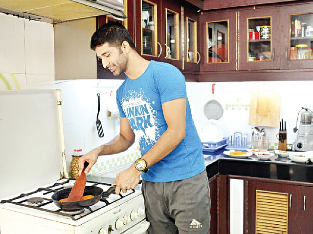 কোমর ব্যথা এড়াতে দাঁড়িয়ে কাজ করুন। মডেল: ইমরান, ছবি: অধুনা