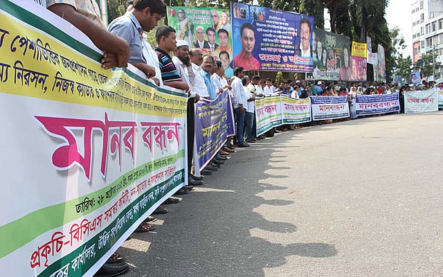 সকল ক্যাডার সার্ভিসে পদোন্নতির সমান সুযোগ সুবিধাসহ ৬ দফা দাবিতে আজ বুধবার দুপুরে খুলনার শিববাড়ি মোড়ে বিসিএস সমন্বয় কমিটি, নন ক্যাডার ও ফাংশনাল সার্ভিসের বিভিন্ন সরকারি প্রতিষ্ঠানের পেশাজীবীরা মানববন্ধন করে। ছবি: সাদ্দাম হোসেন
