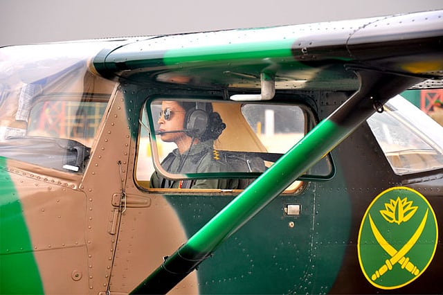 প্রশিক্ষণ বিমানে একক উড্ডয়ন করেছেন শাহরিনা বিনতে আনোয়ার। ছবি: আইএসপিআর।