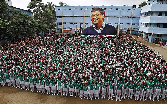 মাইক্রোসফটের সহ-প্রতিষ্ঠাতা বিল গেটসের ৬০তম জন্মদিন উপলক্ষে ভারতের চেন্নাইয়ে একটি স্কুলের শিক্ষার্থীরা তাঁর ছবি সংবলিত মুখোশ পড়ে দিবসটি উদ্‌যাপন করে। পেছনে বিল-গেটসের বিশাল ছবি। ছবি: রয়টার্স