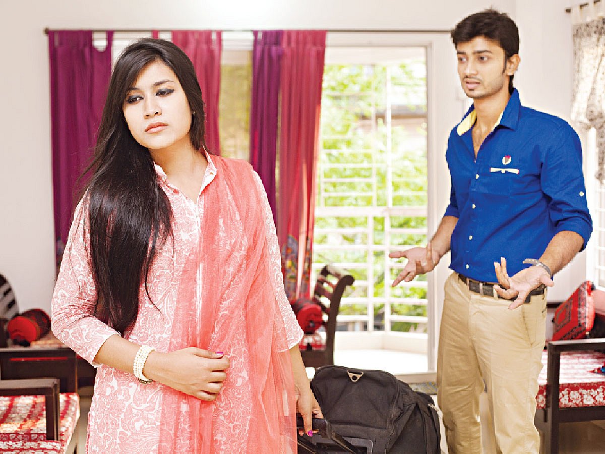 থাকব না আমি এই বাড়িতে, চললাম বাপের বাড়ি। মডেল: তুজ্জি ও রাজন, ছবি: কবির হোসেন