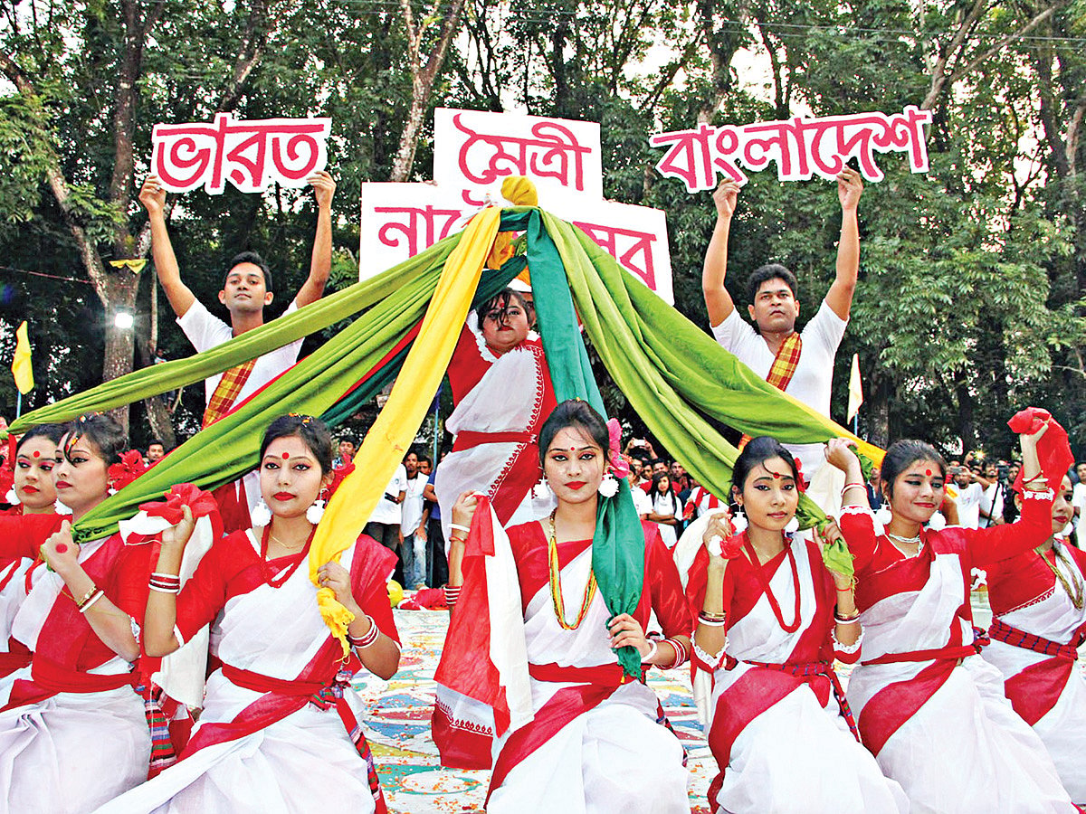 বাংলাদেশ-ভারত নাট্যোৎসবের উদ্বোধনী অনুষ্ঠানে গতকাল রাজশাহী বিশ্ববিদ্যালয়ের নাট্যকলা বিভাগের শিক্ষার্থীদের নৃত্য পরিবেশনা l ছবি: প্রথম আলো