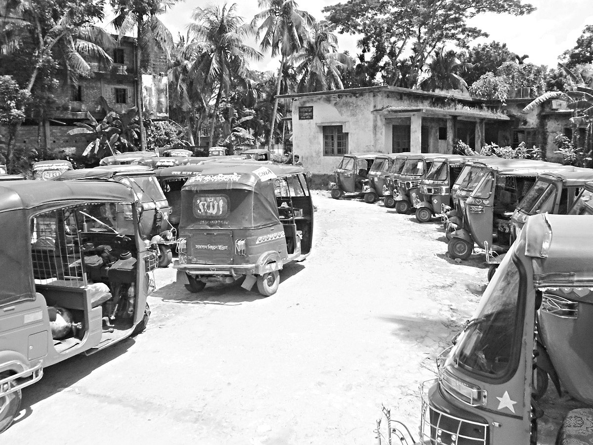 লক্ষ্মীপুরের রায়পুর উপজেলার পানি উন্নয়ন বোর্ডের বিশ্রামাগারের আঙিনায় রাখা অটোরিকশার সারি। সম্প্রতি তোলা ছবি l প্রথম আলো