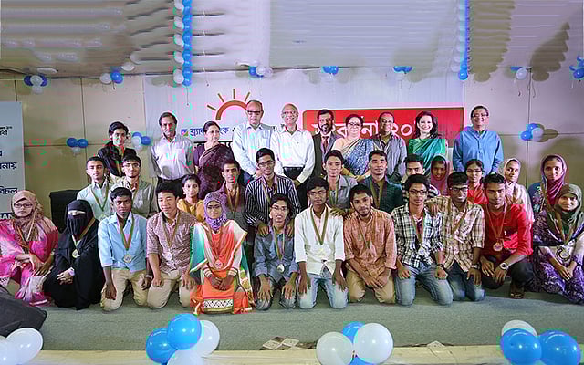 ব্র্যাক ব্যাংক-প্রথম আলো ট্রাস্ট অদম্য মেধাবী সংবর্ধনা-২০১৫ অনুষ্ঠানে অতিথিদের সঙ্গে অদম্য মেধাবী এইচএসসি উত্তীর্ণরা। ছবি: জাহিদুল করিম