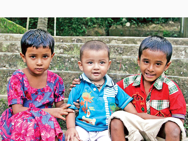 ছবি তোলার কথা বলতেই মুখে হাসি ফোটে ছোট্ট নাসরিন, নাহিদ ও তক্কিনের (বাঁ থেকে)। গতকাল বিকেলে চট্টগ্রামের রৌফাবাদের ছোটমণি নিবাস থেকে তোলা ছবি l জুয়েল শীল