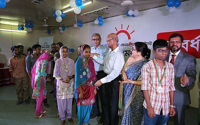 চলছে অদম্য মেধাবীদের মধ্যে পুরস্কার বিতরণ। ছবি: জাহিদুল করিম