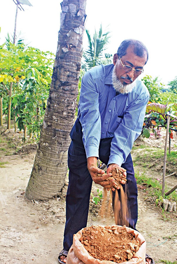 নিজের খামারে কাজে ব্যস্ত সৈয়দ আবদুল মতিন l ছবি: প্রথম আলো