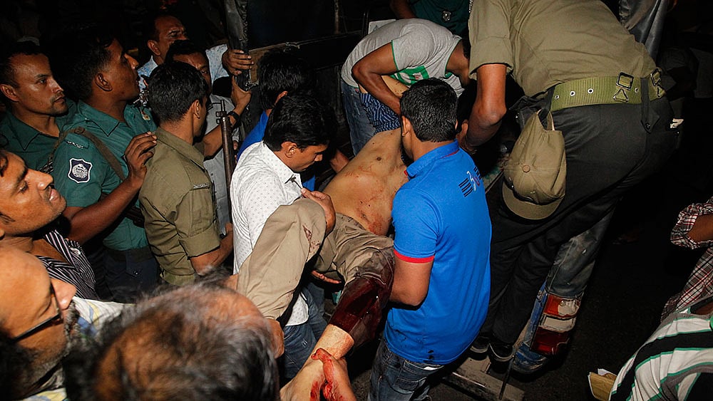 প্রকাশক ফয়সাল আরেফিন দীপনকে আজিজ সুপার মার্কেট থেকে ঢাকা মেডিকেল কলেজ হাসপাতালে নেওয়া হচ্ছে। ছবি: সাজিদ হোসেন