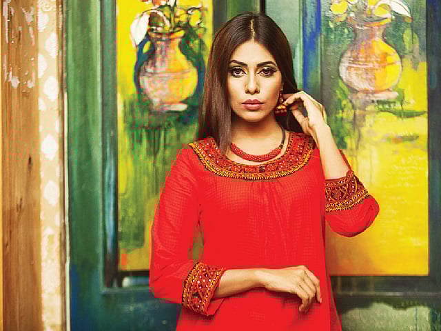 আধুনিক পোশাকেও ব্যবহার হচ্ছে ঐতিহ্যবাহী হাতের কাজ। মডেল: সৌমি