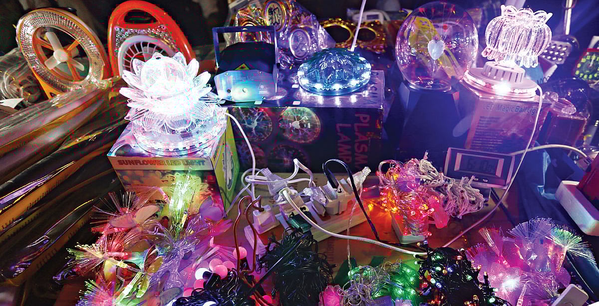 ঘর সাজানোর জন্য পাবেন নানারকম আলোর খোঁজ। ছবি: নকশা