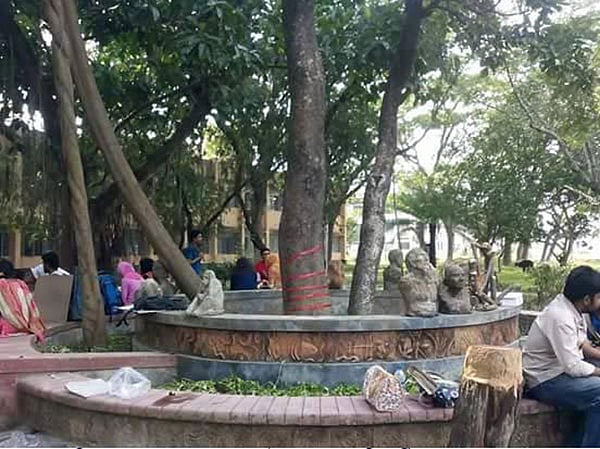 পলাশ তলায় বসে আড্ডা দিচ্ছেন শিক্ষার্থীরা। ছবি: প্রথম আলো