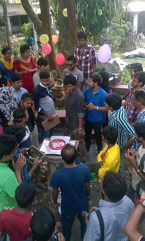 জন্মদিনের কেক নিয়ে পলাশ তলায় শিক্ষক ও শিক্ষার্থীরা। ছবি: প্রথম আলো