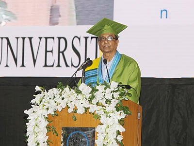 সমাবর্তন বক্তা প্রথম আলোর সম্পাদক মতিউর রহমান l ছবি: ব্র্যাক বিশ্ববিদ্যালয়ের সৌজন্যে