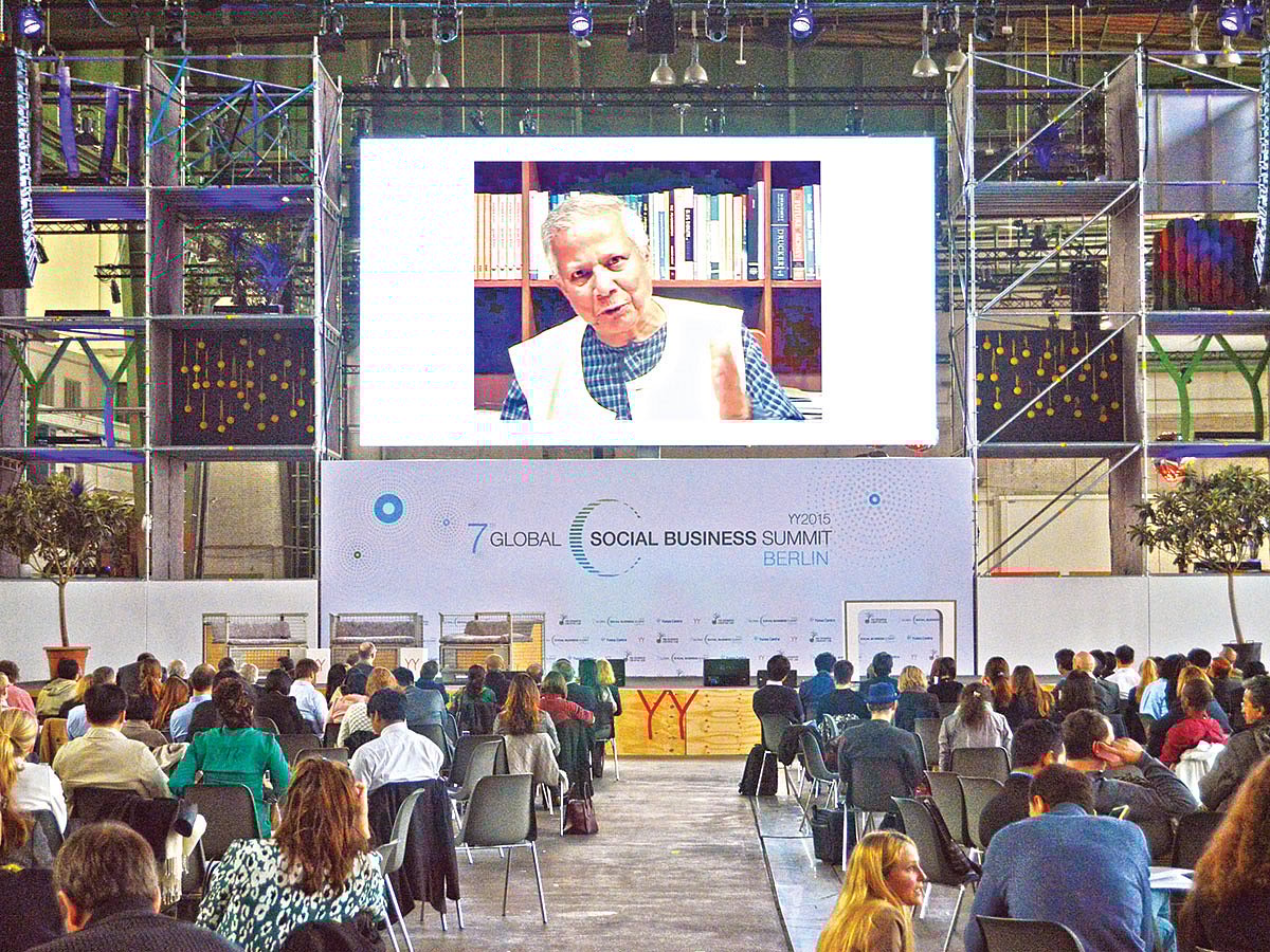 জার্মানির বার্লিনে বিশ্ব সামাজিক ব্যবসায় সম্মেলনের দ্বিতীয় দিনে গতকাল অতিথিদের উদ্দেশে ভিডিও বার্তা দেন নোবেল বিজয়ী ড. মুহাম্মদ ইউনূস l সুজয় মহাজন