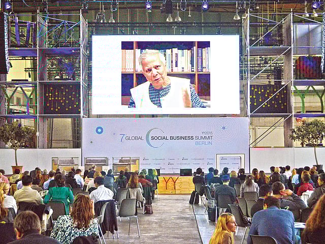 জার্মানির বার্লিনে বিশ্ব সামাজিক ব্যবসায় সম্মেলনের দ্বিতীয় দিনে গতকাল অতিথিদের উদ্দেশে ভিডিও বার্তা দেন নোবেল বিজয়ী ড. মুহাম্মদ ইউনূস l সুজয় মহাজন