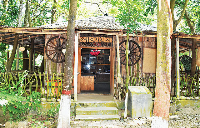 প্রবেশপথই বলে দিচ্ছে এটি অন্য রকম এক জাদুঘর