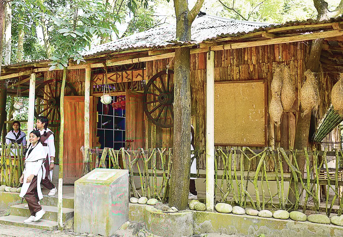 লোকায়নে আছে চিরায়ত বাংলার নানা উপকরণ। ছবি: লেখক