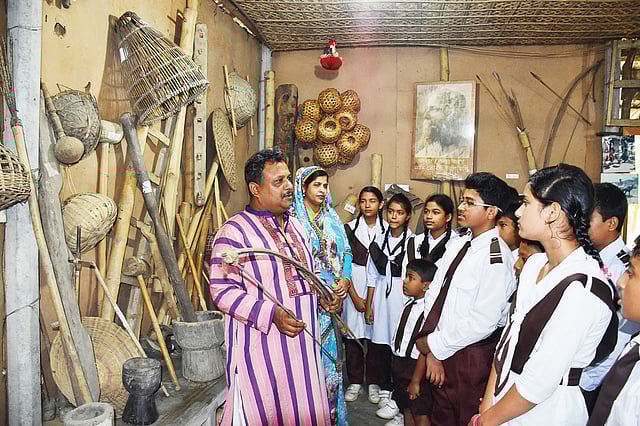 স্কুলের শিক্ষার্থীরা লোকায়নে এসে জানতে পারে গ্রামীণ ঐতিহ্য সম্পর্কে