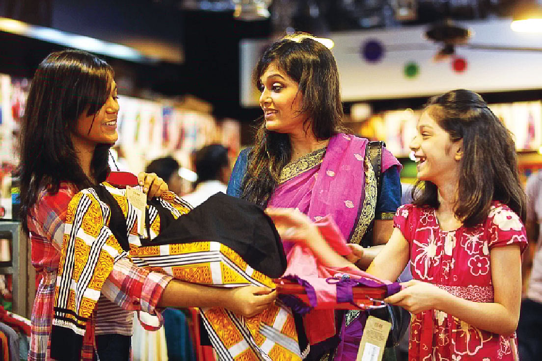 মায়ের সঙ্গেই বন্ধুত্ব, আবার মায়ের ওপরই যত রাগ। প্রতীকী এ ছবিতে মডেল হয়েছেন বুড়ি আলী ও তাঁর দুই মেয়ে। ছবি: অধুনা