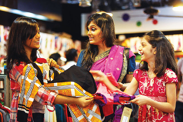 মায়ের সঙ্গেই বন্ধুত্ব, আবার মায়ের ওপরই যত রাগ। প্রতীকী এ ছবিতে মডেল হয়েছেন বুড়ি আলী ও তাঁর দুই মেয়ে। ছবি: অধুনা