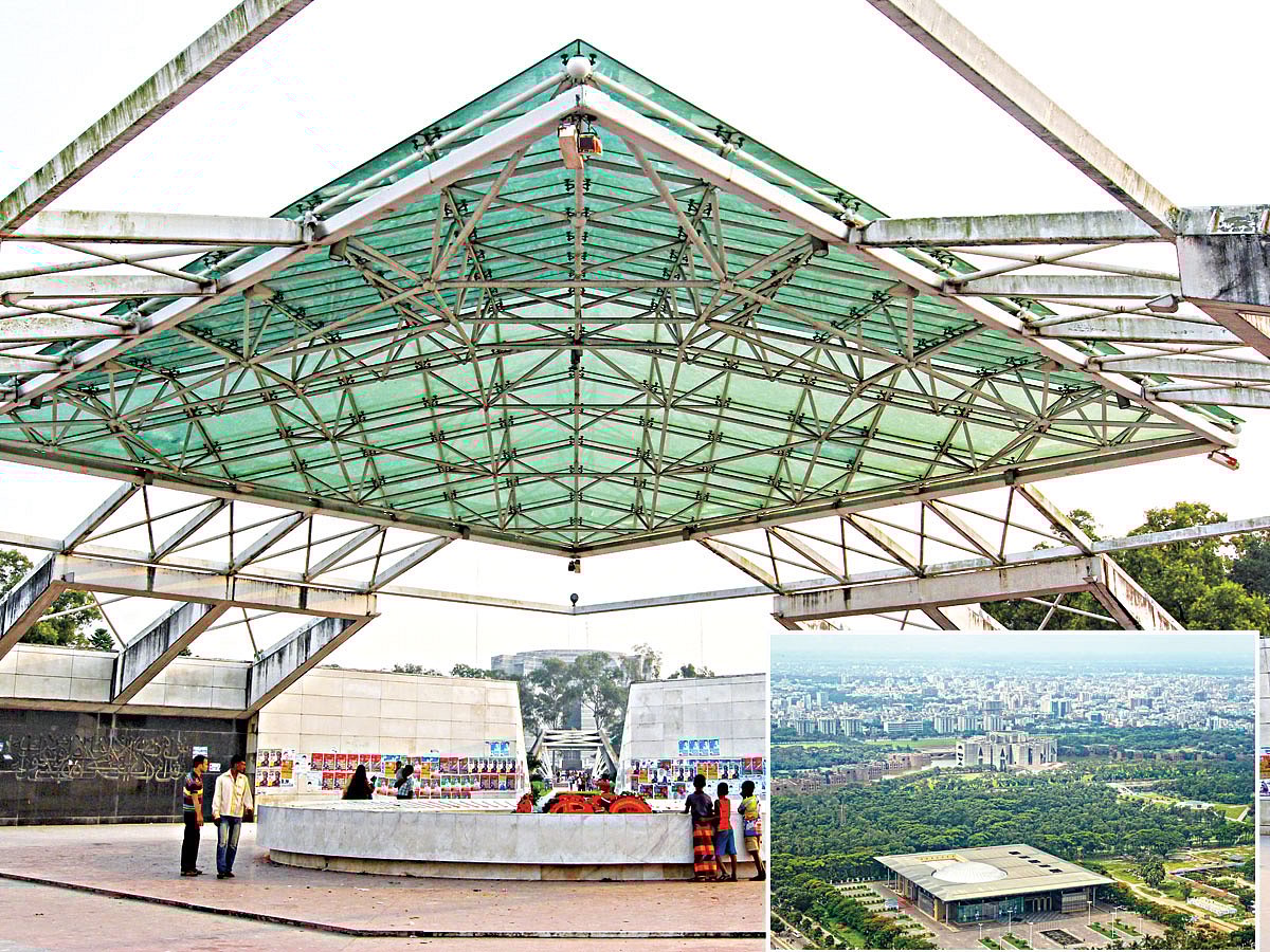 রাজধানীর চন্দ্রিমা উদ্যানে প্রয়াত রাষ্ট্রপতি জিয়াউর রহমানের কবর। ইনসেটে হেলিকপ্টার থেকে তোলা ছবিতে শেরেবাংলা নগর এলাকার বঙ্গবন্ধু আন্তর্জাতিক সম্মেলন কেন্দ্র ও জাতীয় সংসদ ভবন l ছবি: সাহাদাত পারভেজ