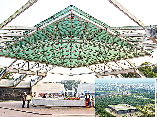 রাজধানীর চন্দ্রিমা উদ্যানে প্রয়াত রাষ্ট্রপতি জিয়াউর রহমানের কবর। ইনসেটে হেলিকপ্টার থেকে তোলা ছবিতে শেরেবাংলা নগর এলাকার বঙ্গবন্ধু আন্তর্জাতিক সম্মেলন কেন্দ্র ও জাতীয় সংসদ ভবন l ছবি: সাহাদাত পারভেজ