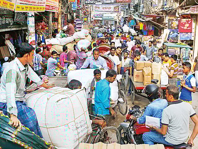 রাজধানীর পুরান ঢাকার পাইকারি মোকাম মৌলভীবাজার এলাকায় সারা দিনই প্রচুর ক্রেতাসমাগম ও কেনাবেচার পাশাপাশি যানজটও লেগে থাকে l প্রথম আলো