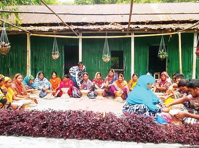 মোড়া তৈরির কাজ শেখানো হচ্ছে গ্রামের নারীদের। কাজ শিখে আয়ও করতে পারছেন তাঁরা