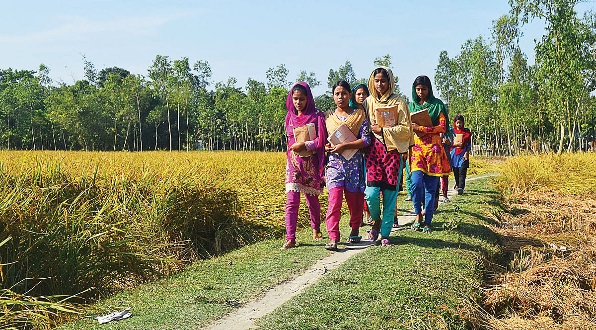 পড়াশোনার সুযোগ পেয়ে এই মেয়েরা এখন স্বপ্ন দেখে নিজেদের সোনািল ভবিষ্যতের। ছবি: প্রথম আলো